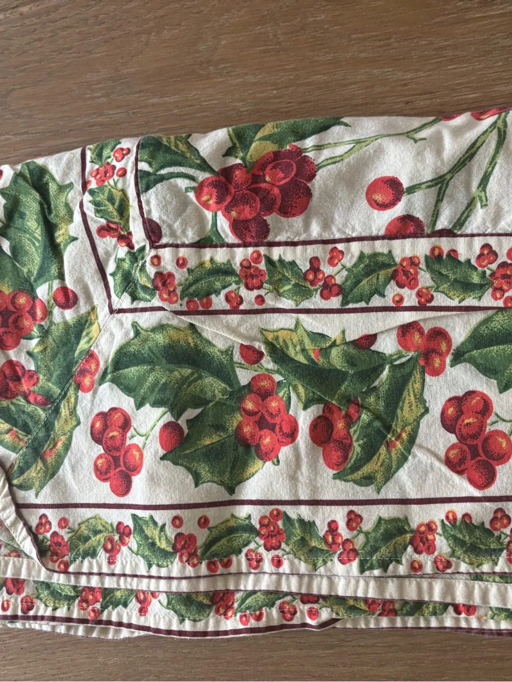 April corner Holiday Holly Print Tablecloth- Red & Green